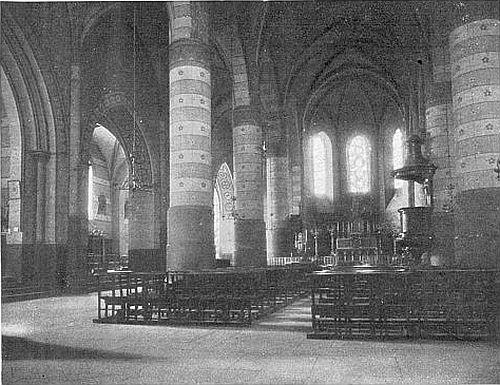 THE INTERIOR HAS NEITHER CLERESTORY NOR TRIFORIUM