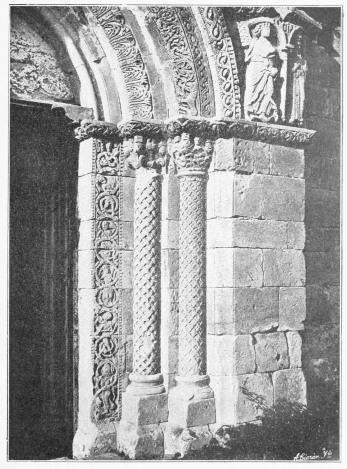 Lámina 30. ESTÍBALIZ. Detalle de la portada de la basílica.