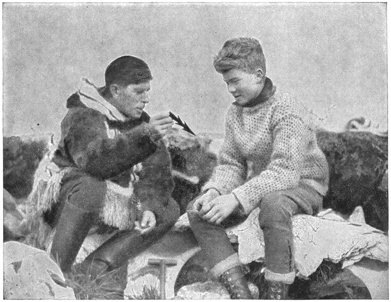 Dr. Rasmussen wys vir Dawid ’n ouderwetse Harpoenpunt van de Eskimo’s