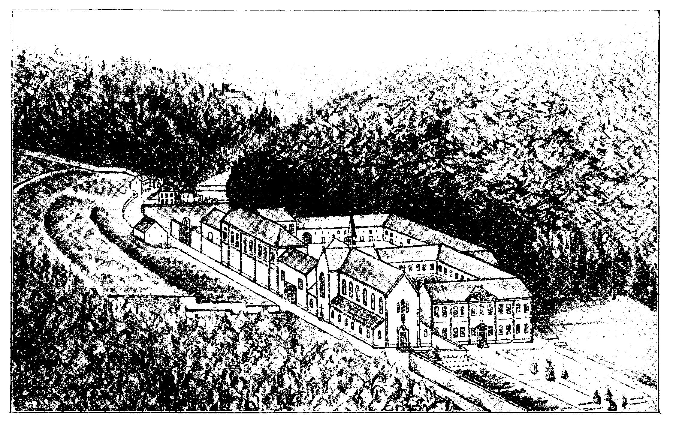 Klosteranlage, eingebettet im Tal zwischen bewaldeten Höhen